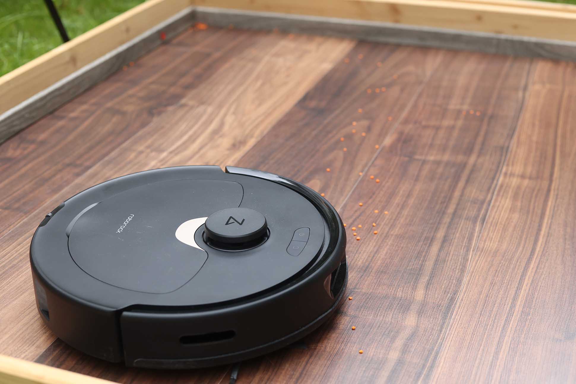 Roborock Q Revo убирает чечевицу на твердом полу.